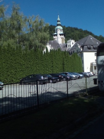 Távolban a Palota Szálló