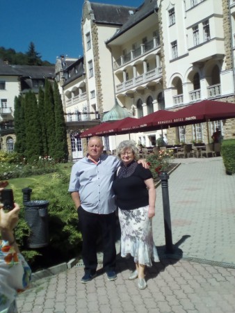 A Palota Szálló előtt